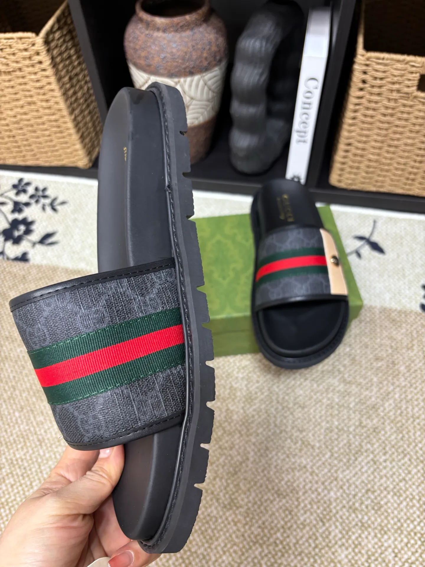 Factory 💰 300 yuan Gucci slippers] high-end men's shoes brand official website 1:1 latest masterpiece: original mold customization, the fabric is made of imported original materials, upgraded outsole, lighter and non-slip. The market's top quality, simple yet tasteful, a must-have for fashionistas, fashionable at your feet, full of confidence, the same style at the counter 👍The season of summer slippers is here. Code: 38-45 (45 customized)